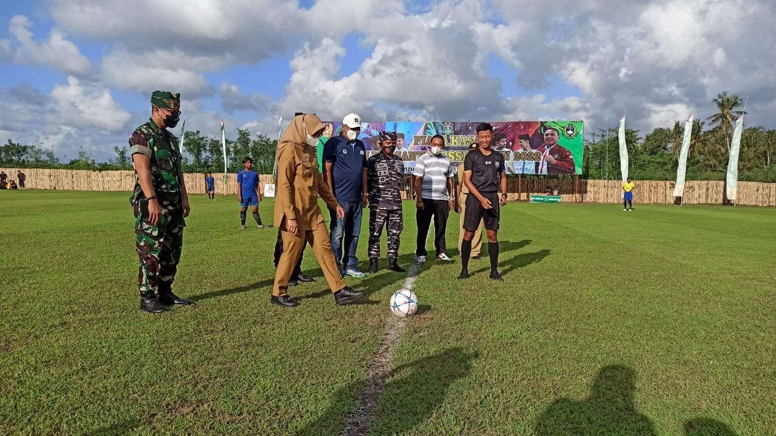 Bupati Banyuwangi Ipuk Fiestiandani didampingi Forkopimda melakukan kick off pertama Liga Santri di Banyuwangi (foto:Muh Hujaini/Ngopibareng.id)