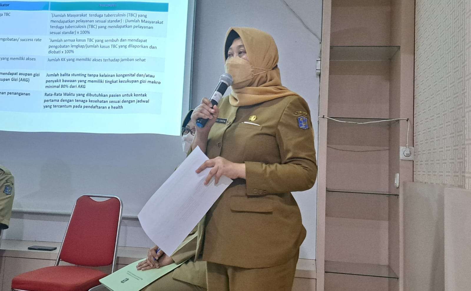 Kepala Dinas Kota Surabaya, Nanik Sukristina, saat melakukan konferensi pers bersama wartawan terkait kasus Covid-19. (Foto: Pita Sari/Ngopibareng.id)areng