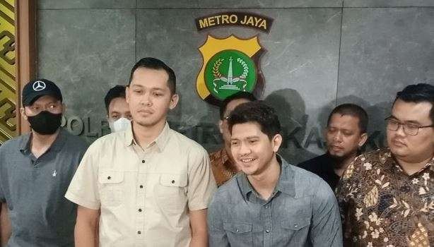 Kasus penggeroyokan Iko Uwais memungkinkan damai, saat jumpa pers bersama Kasat Reskrim Polres Metro Bekasi, Ivan Adhitira di Polres Metro Bekasi Kota, Senin 20 Juni 2022. (Foto: Istimewa)