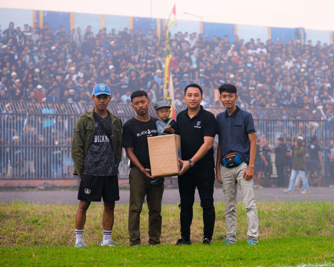 Perwakilan supporter Curva Boys menyerahoam saweran kepada manajer Persela, Faria Julinar Maurisal. (Foto: Istimewa)