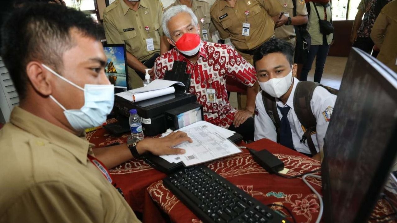 Gubernur Jateng Ganjar Pranowo mengatakan Penerimaan Peserta Didik Baru (PPDB) hingga pelaksanaan hari ke lima berjalan lancar tanpa kendala berarti. (Foto: Ist)