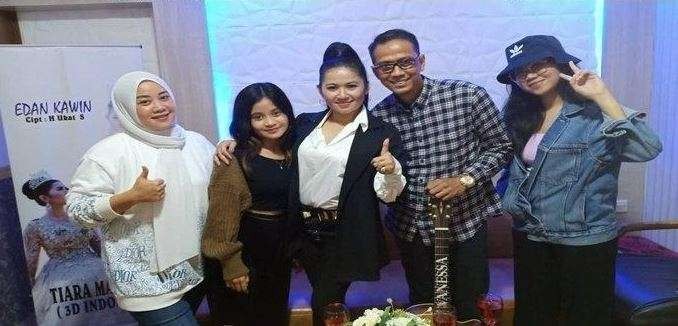 Tiara Marleen (tengah) bersama Doddy Sudrajat, ayah mendiang Vanessa Angel. (Foto: Istimewa)