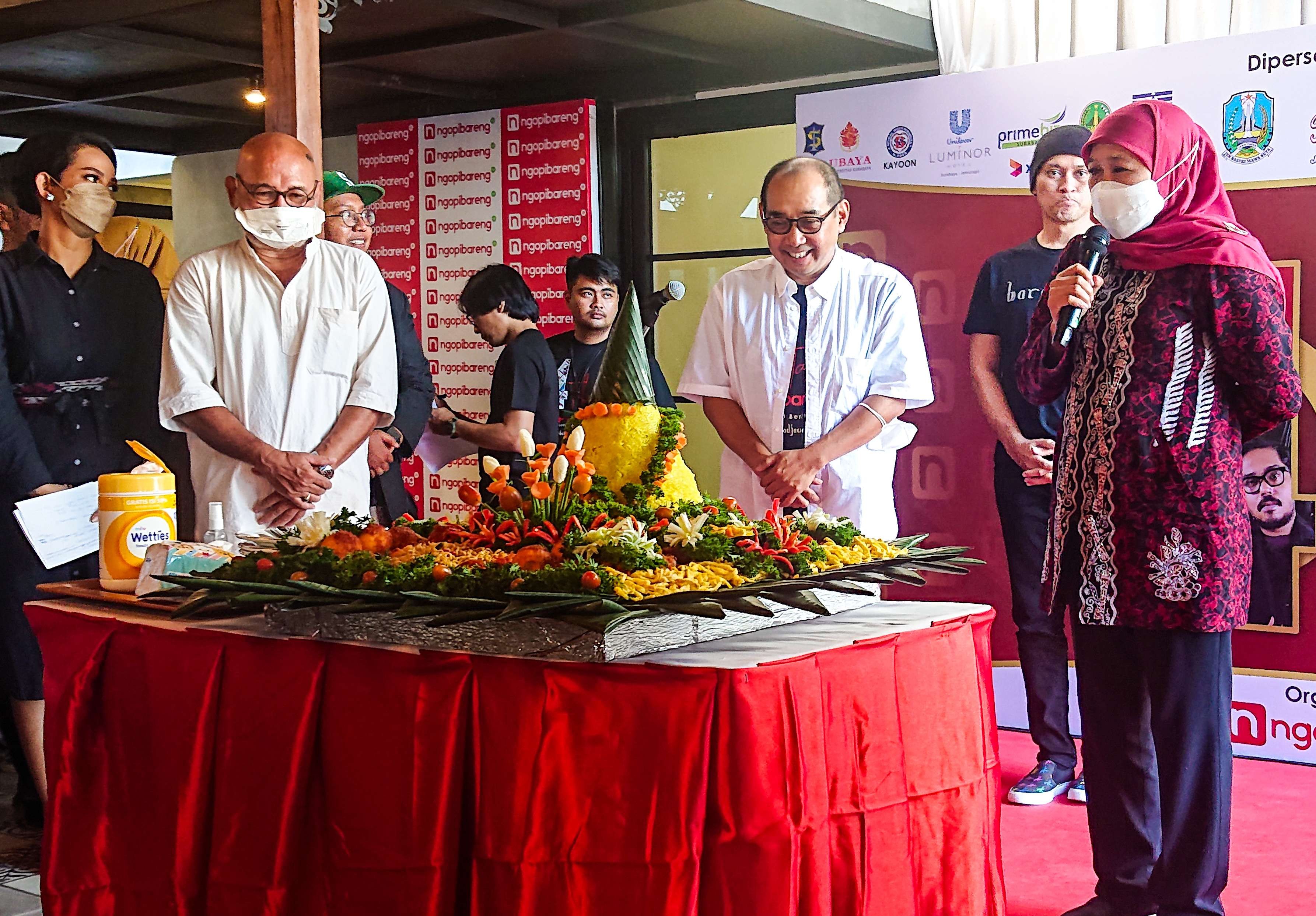 Gubernur Khofifah sebelum potong tumpeng (foto :Aini/Ngopibareng.id)