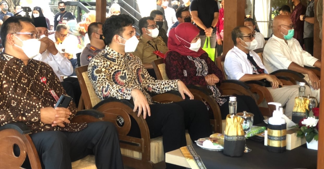 Gubernur Jatim Khofifah Indar Parawansa bersama wakilnya, Emil Listianto Dardak tiba di acara ulang tahun Ngopibareng.id, Selasa 21 Juni 2022. (Foto: Andhi Dwi/Ngopibareng.id)