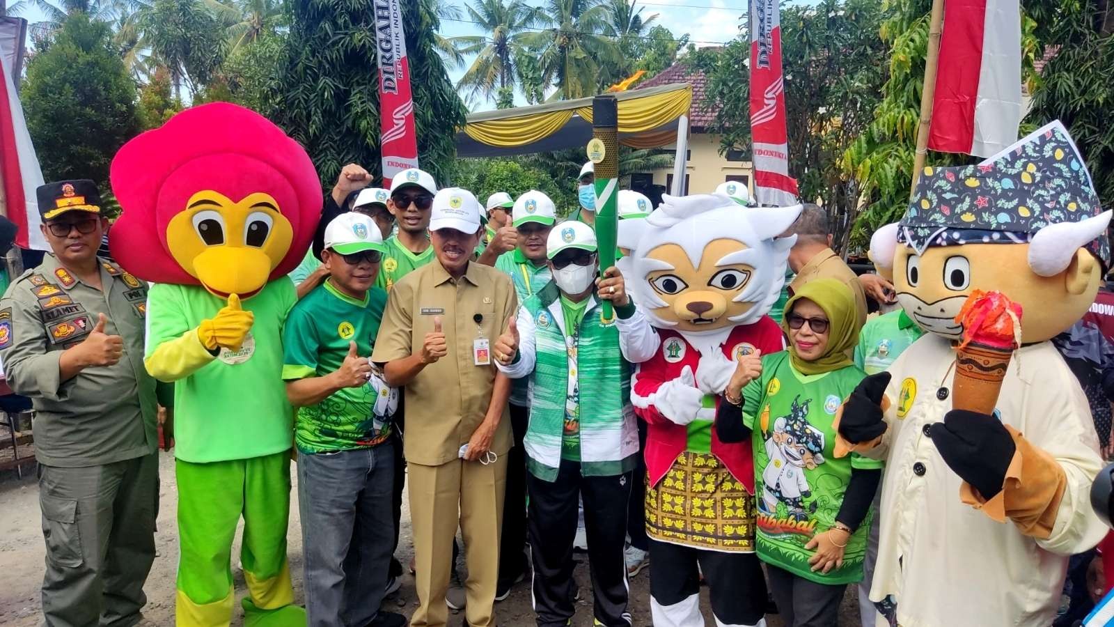 Sekda Situbondo, Syaifullah (tengah) saat menerima obor di Mapolsek Situbondo Kota, Selasa 22 Juni 2022. (Foto: Fariz Yarbo/Ngopibareng.id)