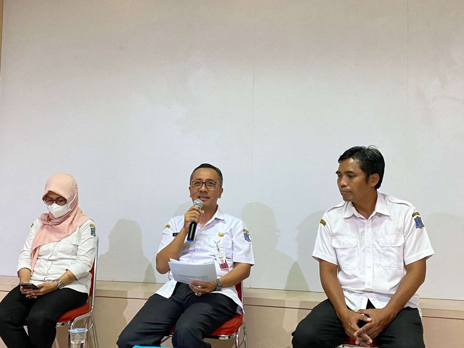 Kepala Dinas Kependudukan dan Pencatatan Sipil (Dispendukcapil) Kota Surabaya Agus Iman Sonhaji, saat melakukan konferensi pers soal alur nikah beda agama, pada Rabu, 22 Juni 2022. (Foto: Pita Sari/Ngopibareng.id)