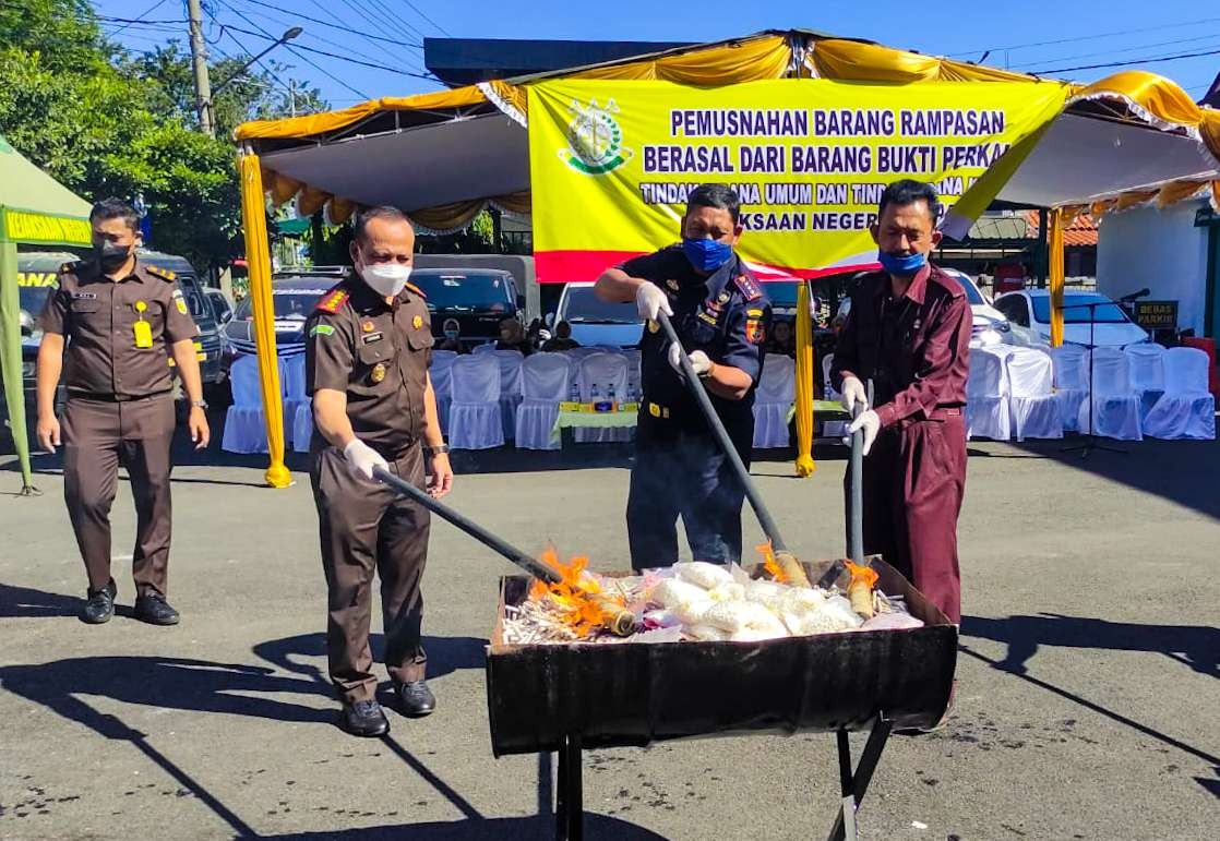 Pemusnahan barang bukti oleh Kejari Sidoarjo, Jawa Timur. (Foto: Aini Arifin/Ngopibareng.id)