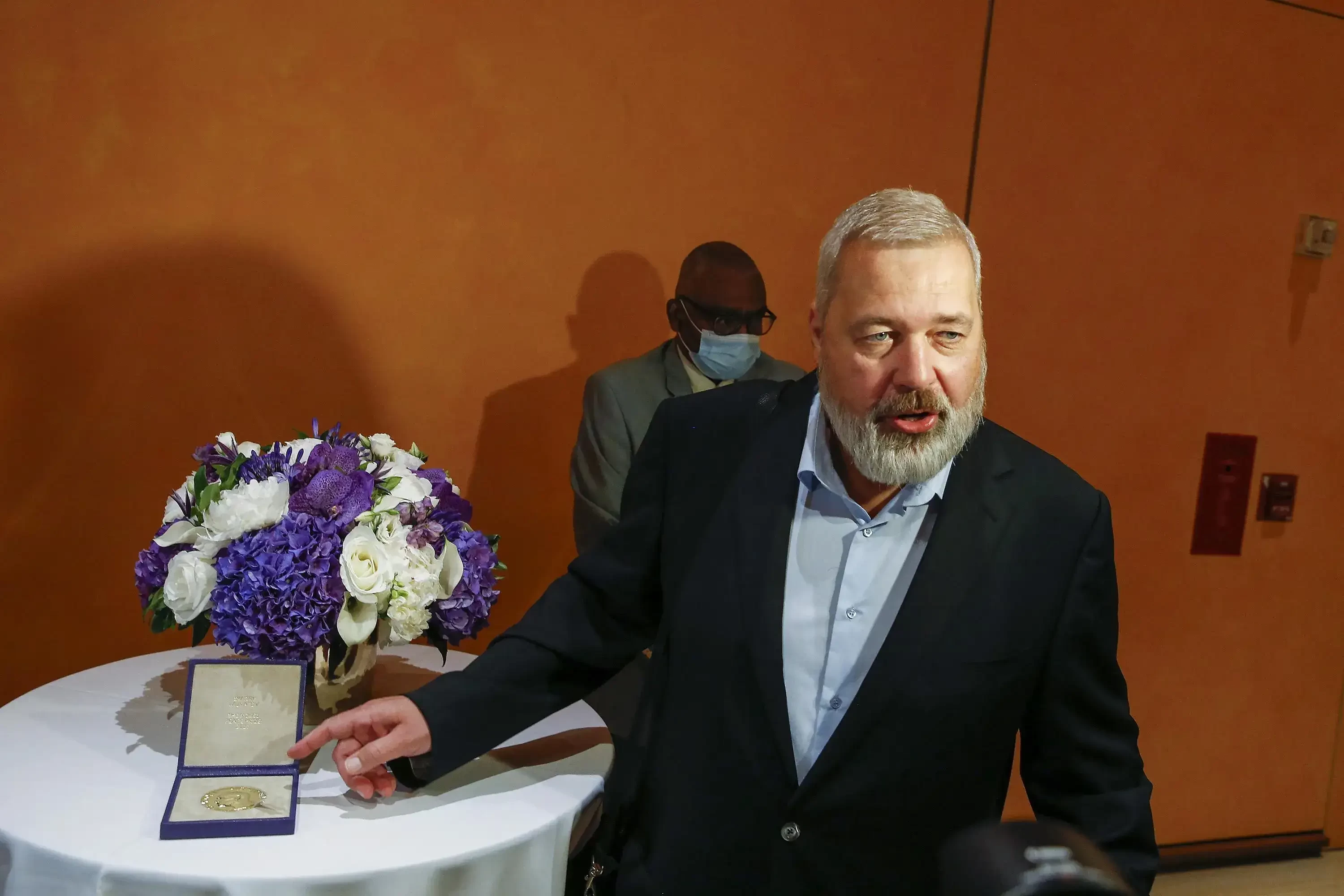 Hadiah Nobel Perdamaian yang dilelang jurnalis Rusia Dmitry Muratov untuk mengumpulkan uang bagi pengungsi anak Ukraina telah terjual seharga $103,5 juta (£84,5 juta), memecahkan rekor Nobel. (Foto: afp)