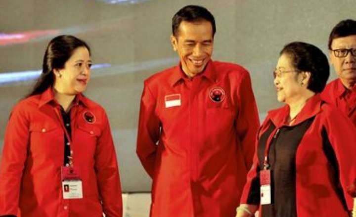 Megawati bersama Presiden Jokowi dan putrinya, Puan Maharani. Mega sempat kecewa lantaran saat memuji Puan yang tepuk tangan hanya sedikit. (Foto: Istimewa)