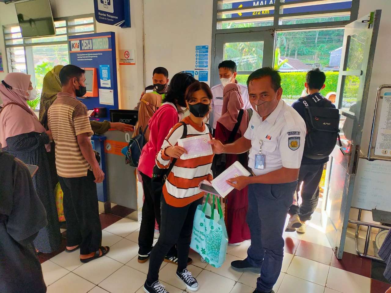 Petugas KAI membagikan masker kepada penumpang KAI (foto:istimewa)