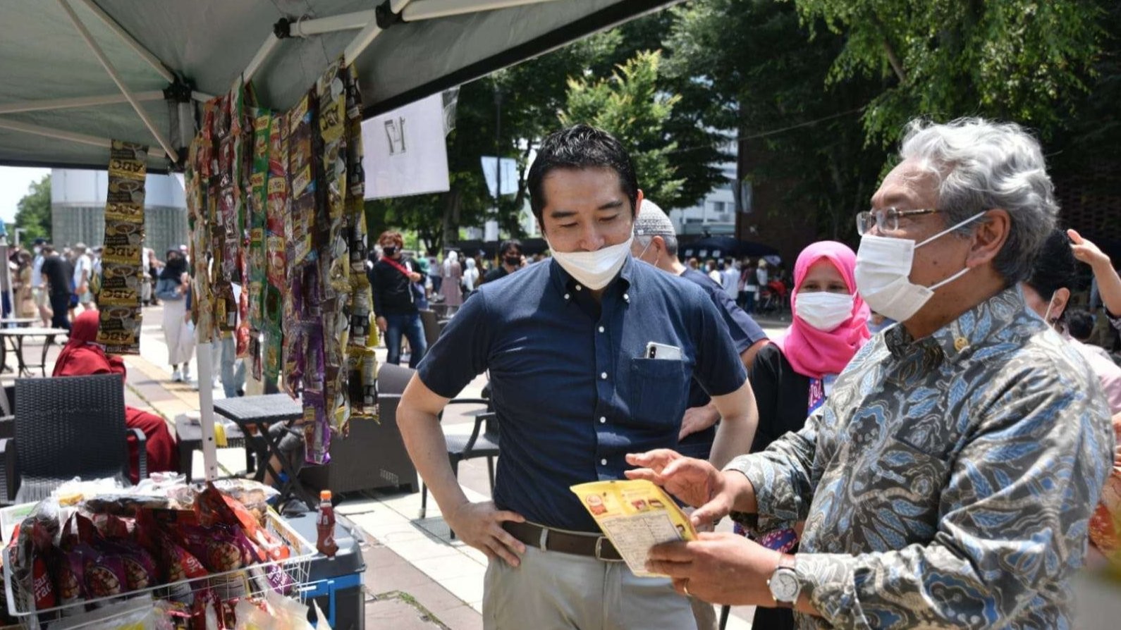 Dubes Heri menemani Walikota Tsukuba Igarashi Tatsuo hadiri Indonesia-Japan Friendship Festival. (Foto: Dokumen KBRI Tokyo)