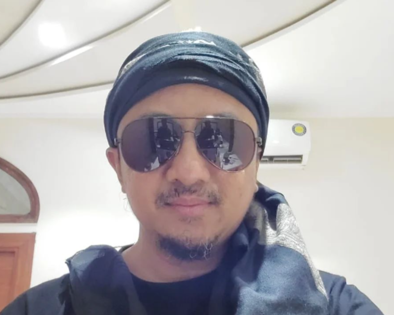 Ustadz Yusuf Mansur berada di Yaman lalu melanjutkan perjalanan ke Mesir, saat rumahnya digeruduk massa demo investasi batu bara. (Foto: Instagram)