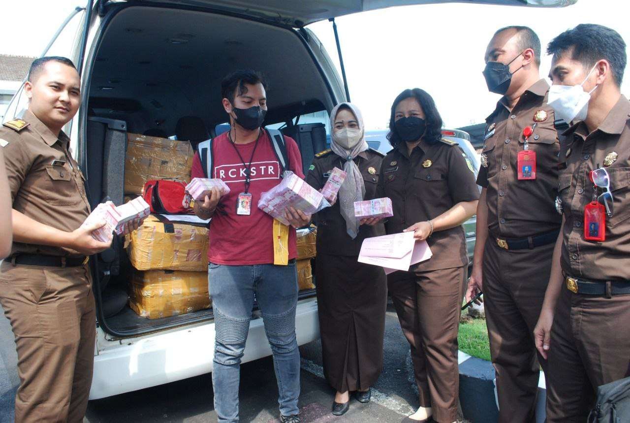 Proses pelimpahan barang bukti dan tersangka kasus 1 juta lembar uang palsu ke Kejaksaan Negeri Jember. (Foto: Istimewa)