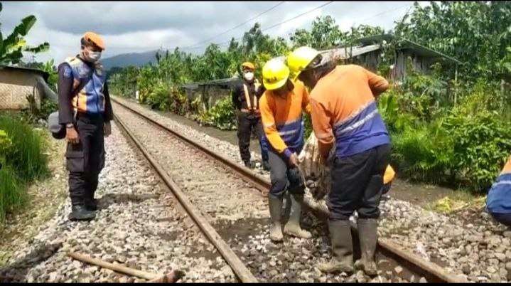 Petugas KAI Daop 9 Jember menutup paksa perlintasan sebidang tanpa palang pintu (Foto: Istimewa)