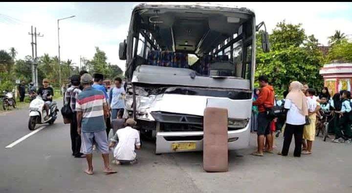 Kondisi Bus Restu Agung bagian depan ringsek akibat tabrakan dengan truk (Foto: Istimewa)