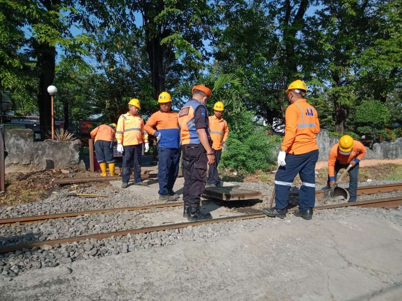 Perlintasan KA di Kelurahan Ketapang, Kecamatan Kademangan, Kota Probolinggo termasuk yang ditutup oleh PT KAI Daop 9 Jember. (Foto: Ikhsan Mahmudi/Ngopibareng.id)