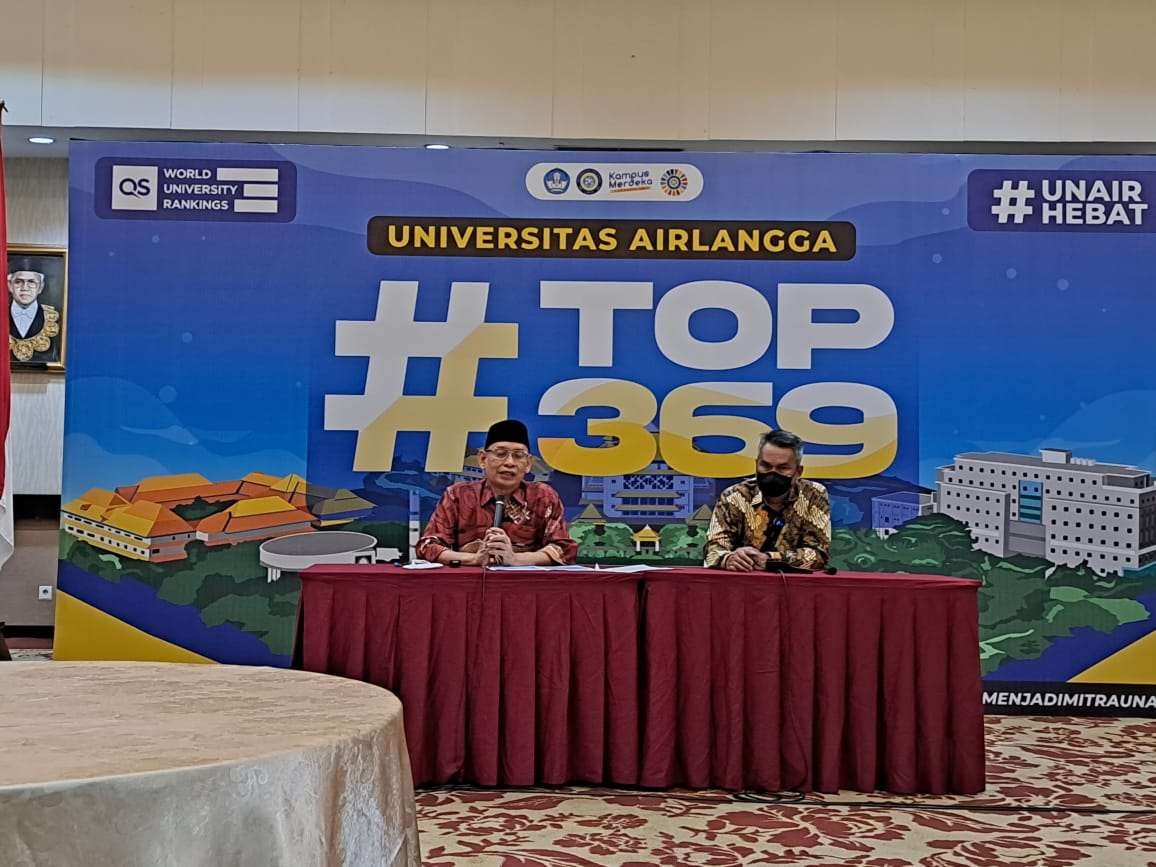 Rektor Unair, Prof Nasih (kiri) saat menyampaikan hasil penerimaan SBMPTN 2022 di Unair. (Foto: Pita Sari/Ngopibareng.id)