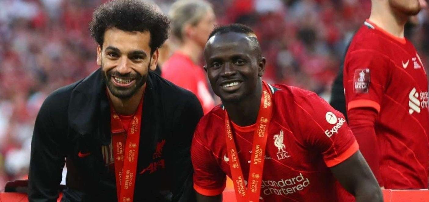 Sadio Mane bersama Mohamed Salah usai menjuarai Piala FA bersama Liverpool