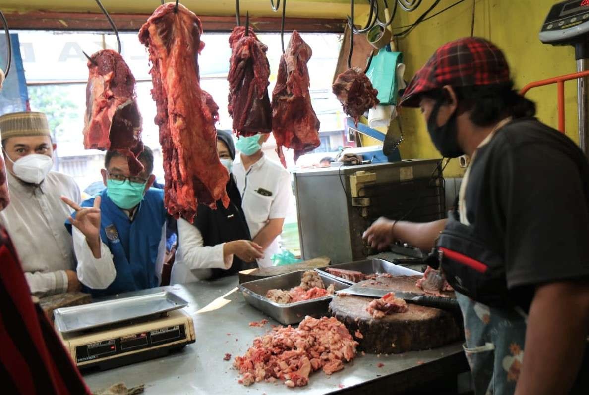 Seorang pedagang daging sapi di Pasar Baru, Kota Probolinggo mengeluhkan anjloknya omzet penjualan. (Foto: Ikhsan Mahmudi/Ngopibareng.id)