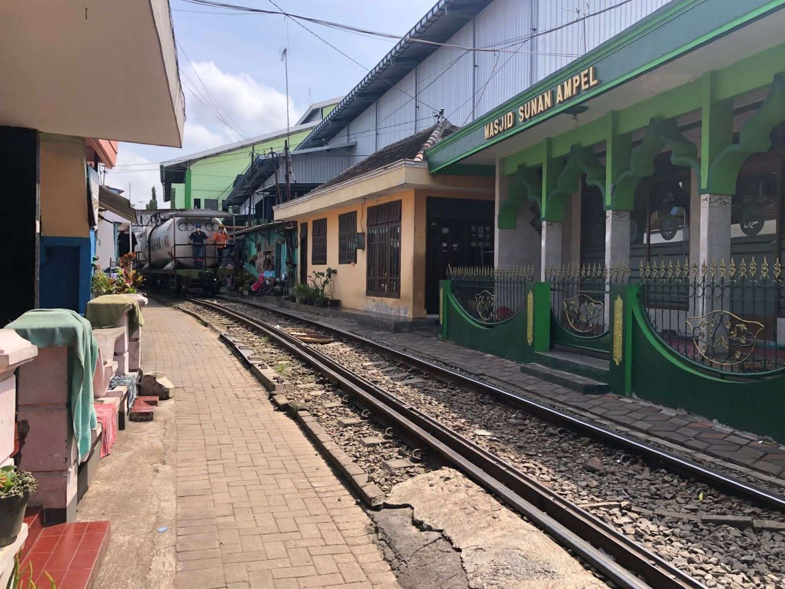 Deretan bangunan di kawasan Jagalan, Kota Malang, terdampak sterilisasi rel kereta api. (Foto: Lalu Theo/Ngopibareng.id)