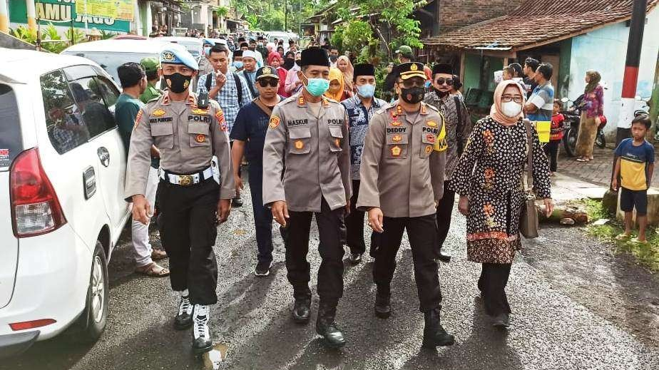 Para peserta isbat nikah di arak menuju masjid Baitut Tamam tempat pelaksanaan sidang isbat nikah (foto: Muh Hujaini/Ngopibareng.id)