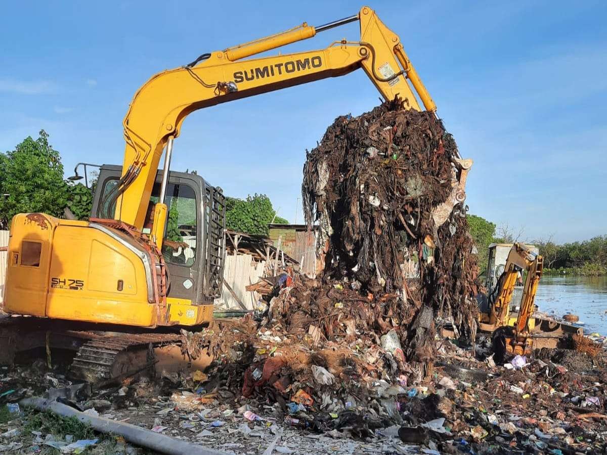 Tumpukan sampah di tepi Pantai Mayangan, Kota Probolinggo dibersihkan beramai-ramai. (Foto: Ikhsan Mahmudi/Ngopibareng.id)