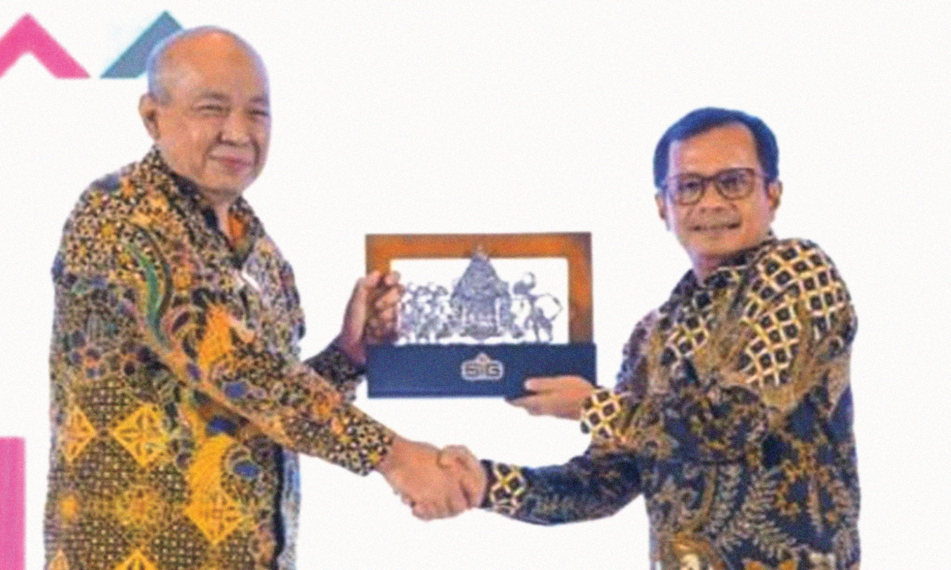 Direktur Utama SIG, Donny Arsal (kanan) memberikan cinderamata kepada Jaksa Agung Muda Bidang Perdata dan Tata Usaha Negara, Feri Wibisono. (Foto: Istimewa)