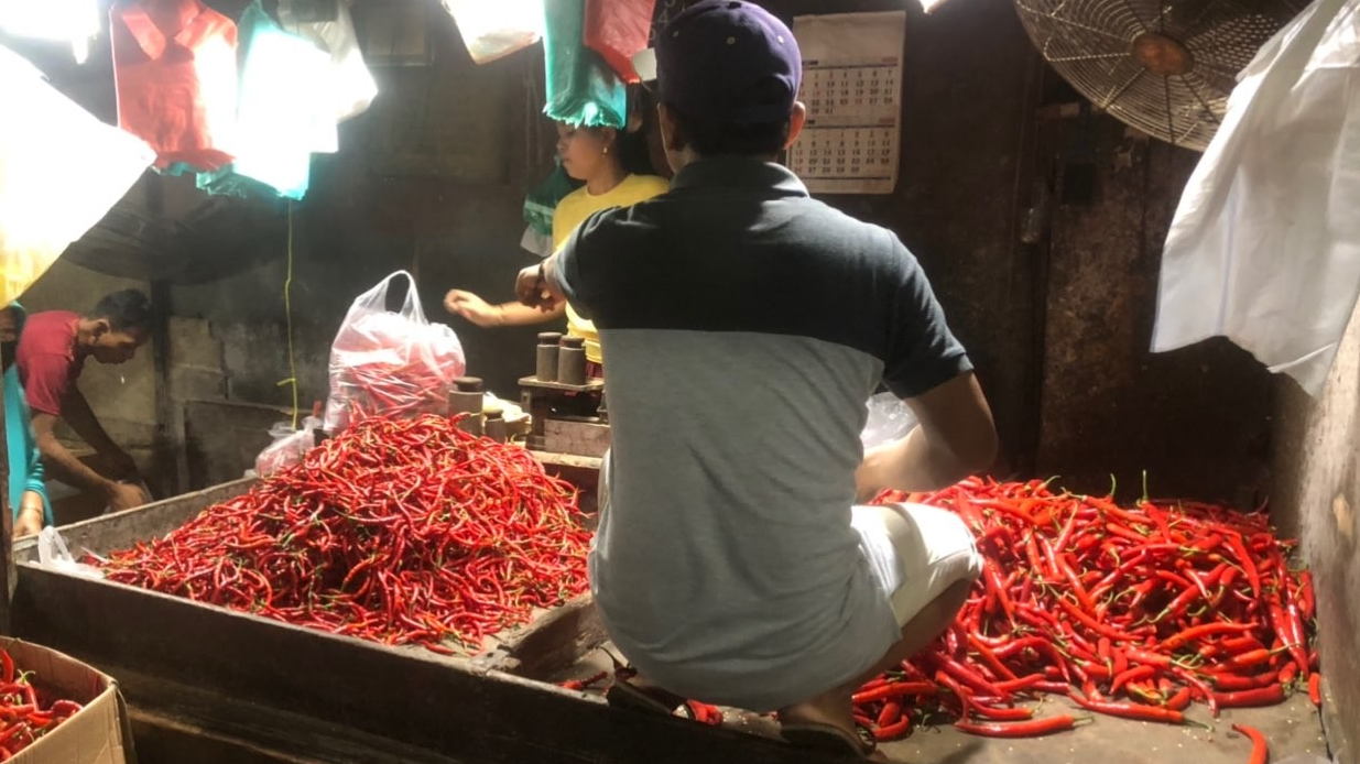 Salah satu pedagang di Pasar tradisional Surabaya yang menjual cabai merah besar (Foto: Andhi Dwi/Ngopibareng.id)