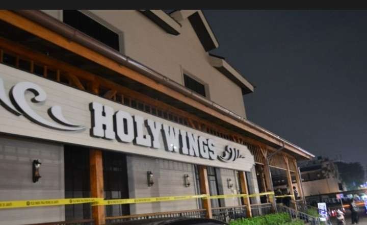 Holywings Kemang Jakarta Selatan saat dipasang garis Polisi oleh Satpol PP karena melakukan pelanggaran jam operasional terkait PPKM (Foto: Istimewa)