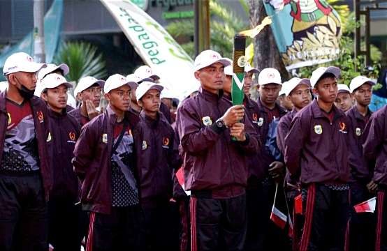 Para atlet Bondowoso diharapkan bisa meraih medali emas dengan semangat kobaran api Porprov Jatim VII 2022 dari api abadi blue fire Kawah Ijen. (Foto: Guido Saphan/Ngopibareng.id)