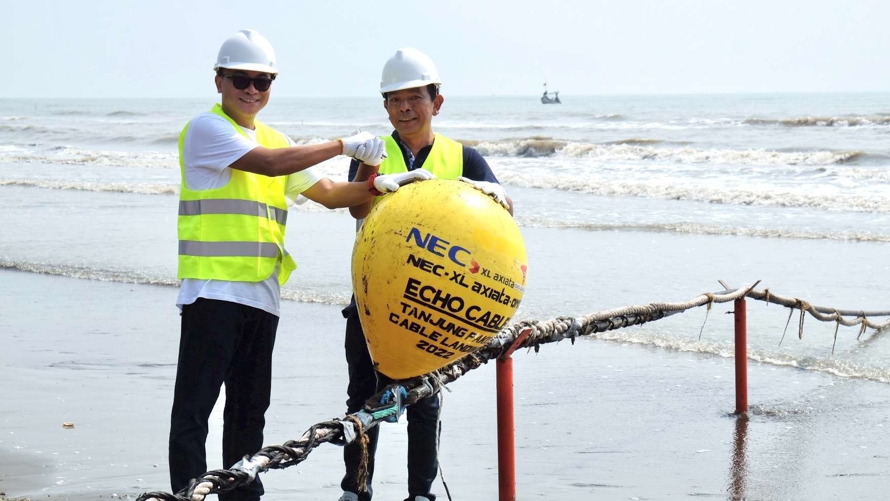 Sistem Komunikasi Kabel Bawah Laut (SKKL) Echo akhirnya berlabuh di Tanjung Pakis, Kabupaten Karawang, Jawa Barat, Rabu pagi 22 Juni 2022. (Foto: Istimewa)