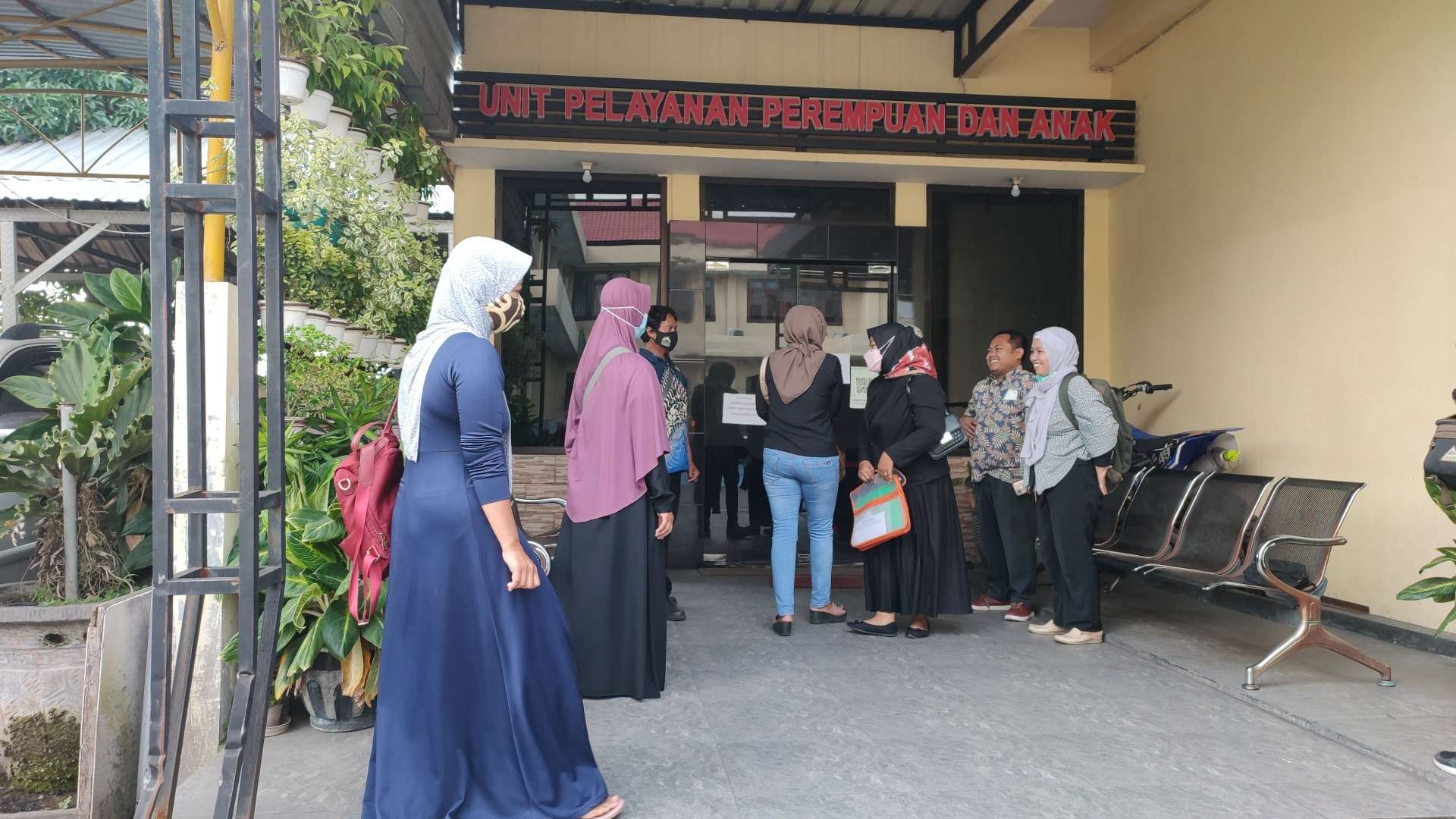 Tim advokasi pendamping korban pencabulan mendatangi unit PPA Polres Mojokerto. (Foto: Deni Lukmantara/Ngopibareng.id)