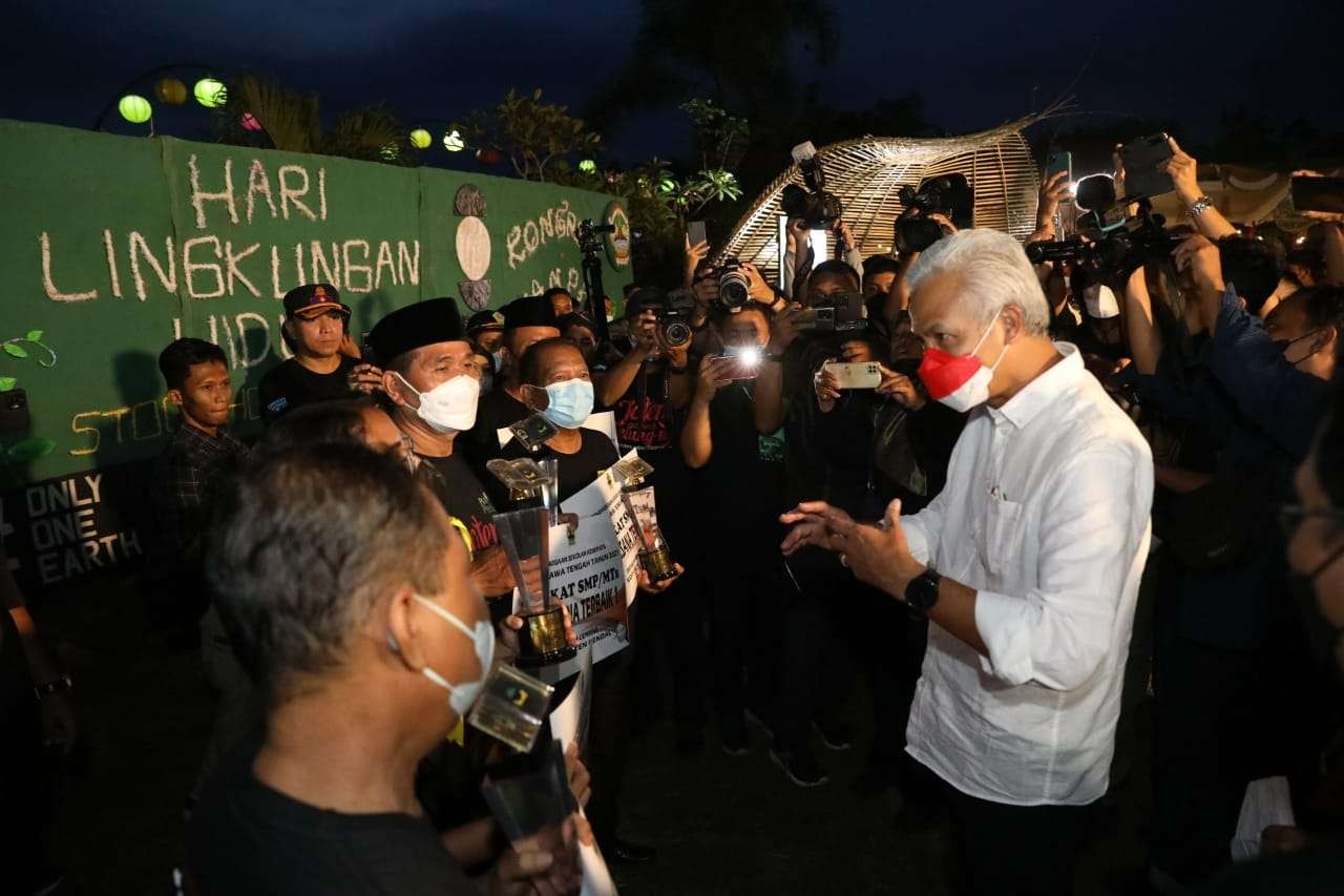 Gubernur Ganjar Pranowo saat berdialog dengan aktivis lingkungan penerima penghargaan di Kongres Sampah Kedua yang berlangsung pada Sabtu, 25 Juni 2022. (Foto: dok Humas Pemprov Jateng)