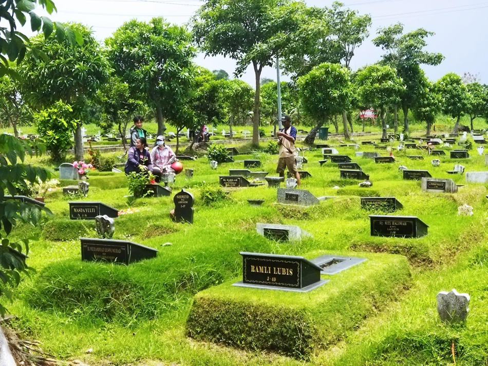 Perawat makam dan ahli waris yang sedang bertemu. Perawat TPU Keputih ternyata punya penghasilan melebihi gaji pokok PNS. (Foto: M Firli Priyanto untuk Ngopibareng.id)