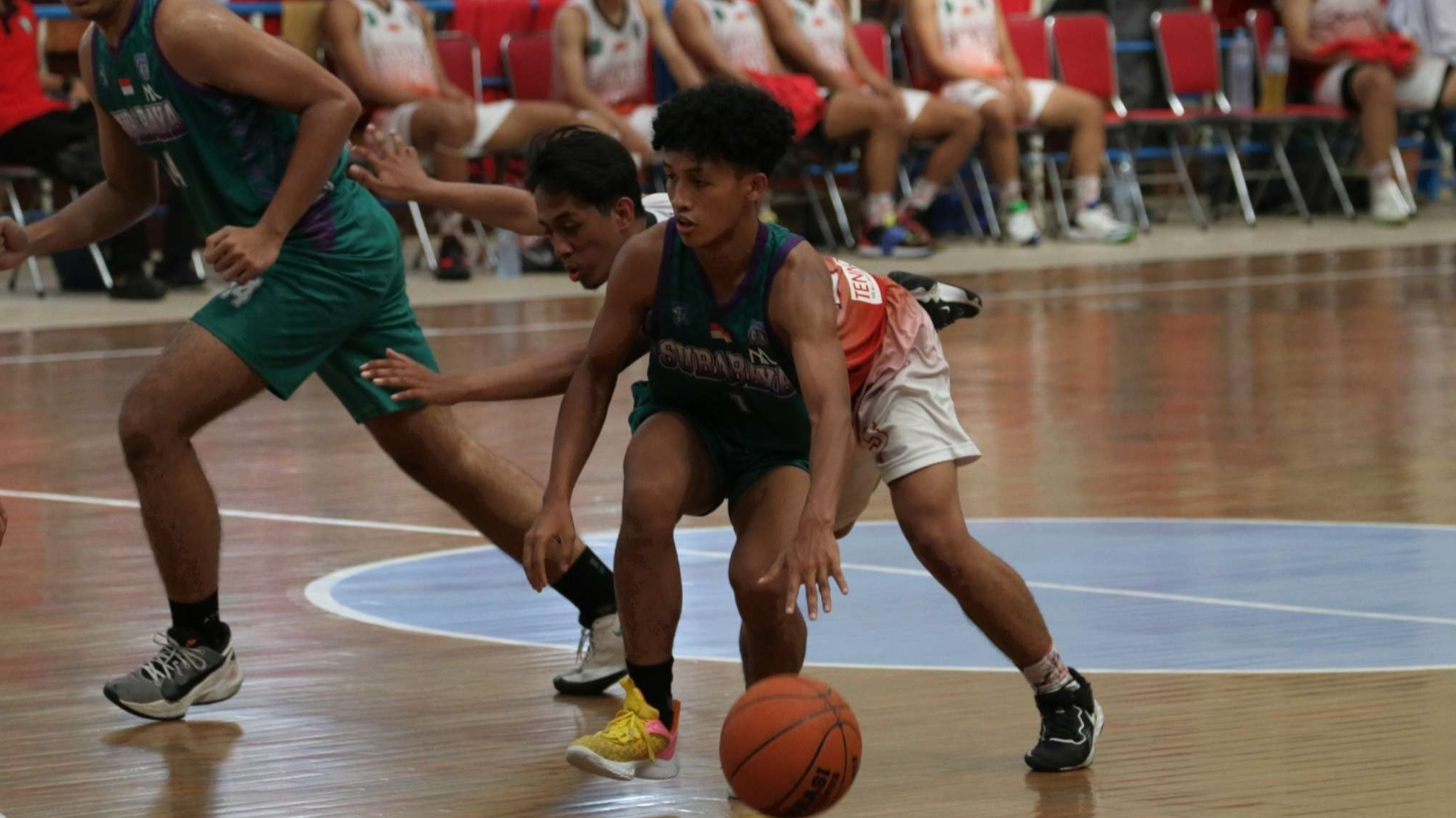 Pemain Basket Surabaya, Reza Rajhendra saat tampil melawan Sidoarjo di GOR Garuda, Jember, Sabtu 25 Juni 2022. (Foto: Fariz Yarbo/Ngopibareng.id)