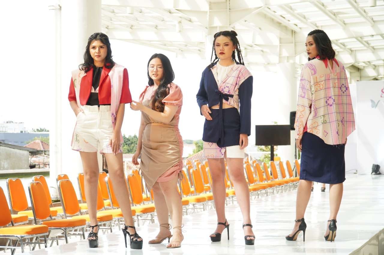 Busana fashion ini karya Prajna Paramita, salah satu mahasiswa UK Petra. Ia menampilkan karyanya dalam ajang Innofashion Show 4. (Foto: Istimewa)