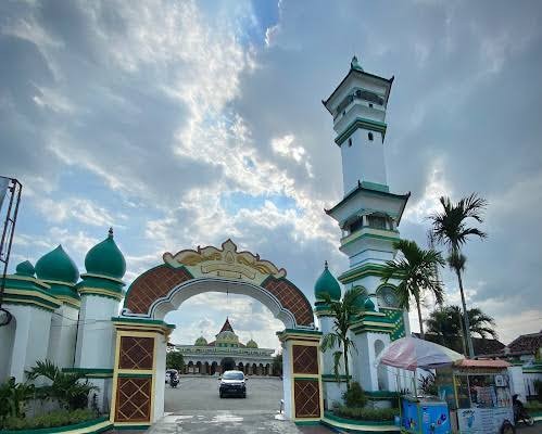 Keindahan masjid menyambut matahari terbit. (Foto:Istimewa)