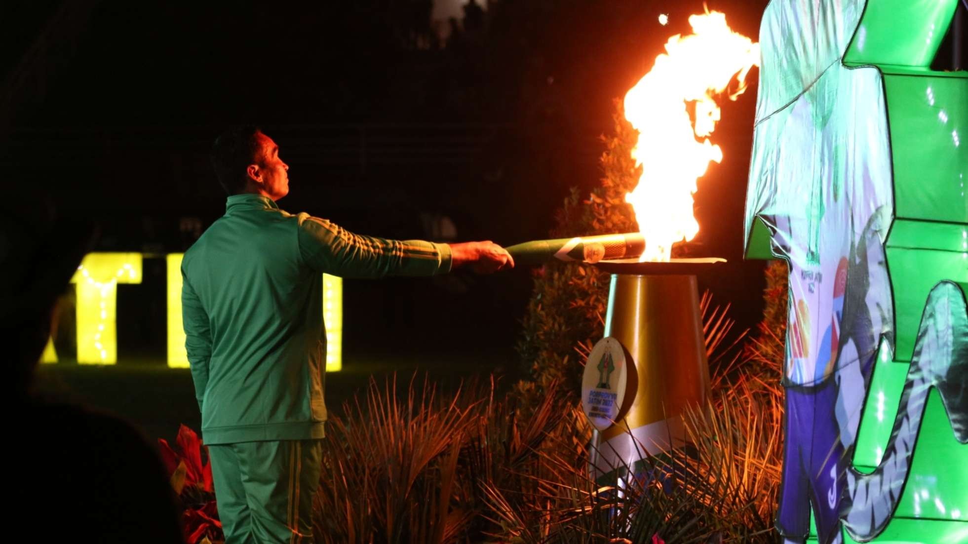 Legenda Karate Indonesia, Umar Syarief saat menyulut kaldron api Porprov VII Jatim 2022 di Stadion Jember Sport Garden, Sabtu 25 Juni 2022. (Foto: Fariz Yarbo/Ngopibareng.id)