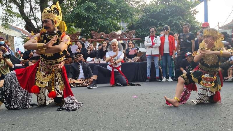 Flash mop 500 penari Gatot Kaca bersama Gubernur Jawa Tengah Ganjar Pranowo di Car Free Day (CFD) Jalan Slamet Riyadi Kota Solo, Minggu 26 Juni 2022. (Foto: Istimewa)