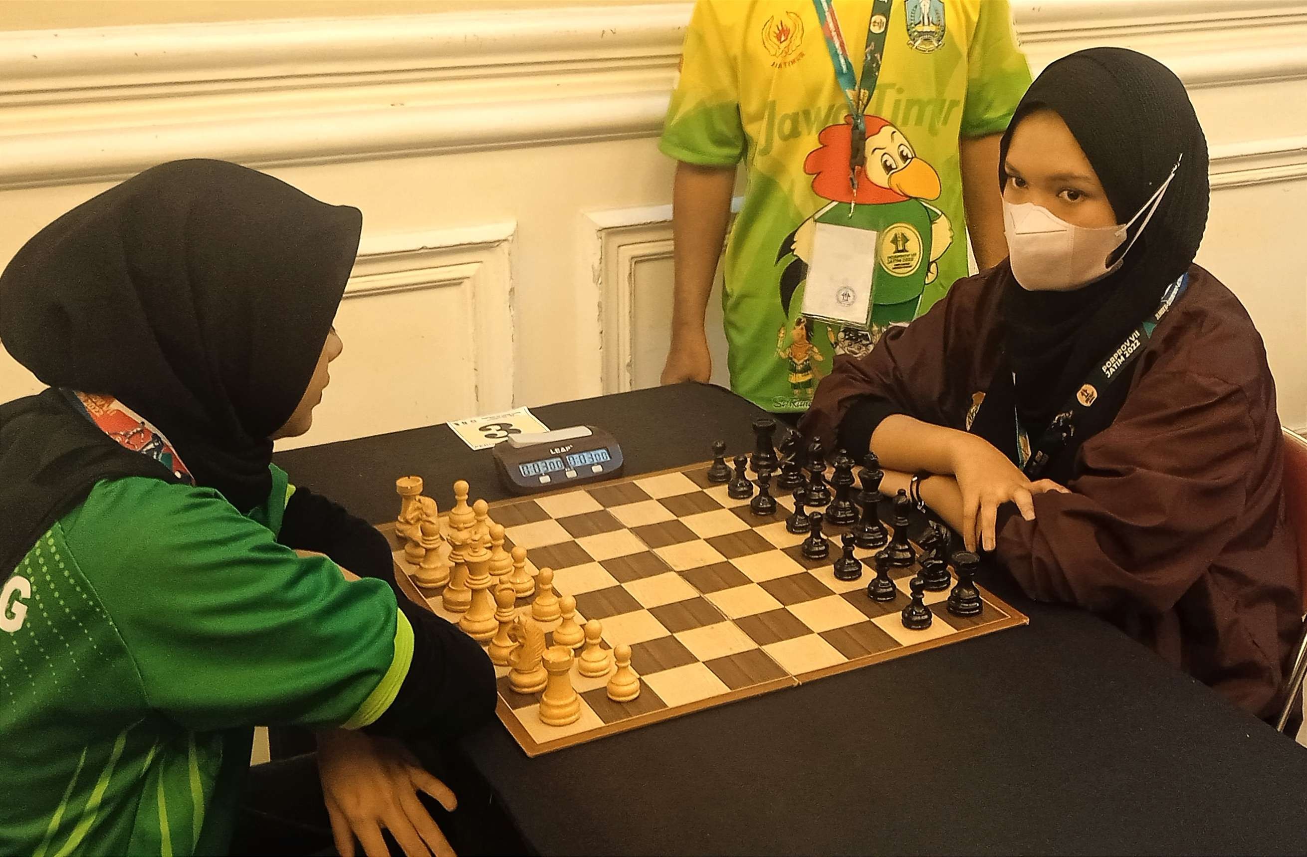 Pecatur Bondowoso, Aurelia Vania (kanan) meraih medali perunggu untuk catur kilat perorangan putri Porprov Jatim VII di Aula Hotel Palm Bondowoso, Jawa Timur. (Foto: Guido Saphan/Ngopibareng.id)