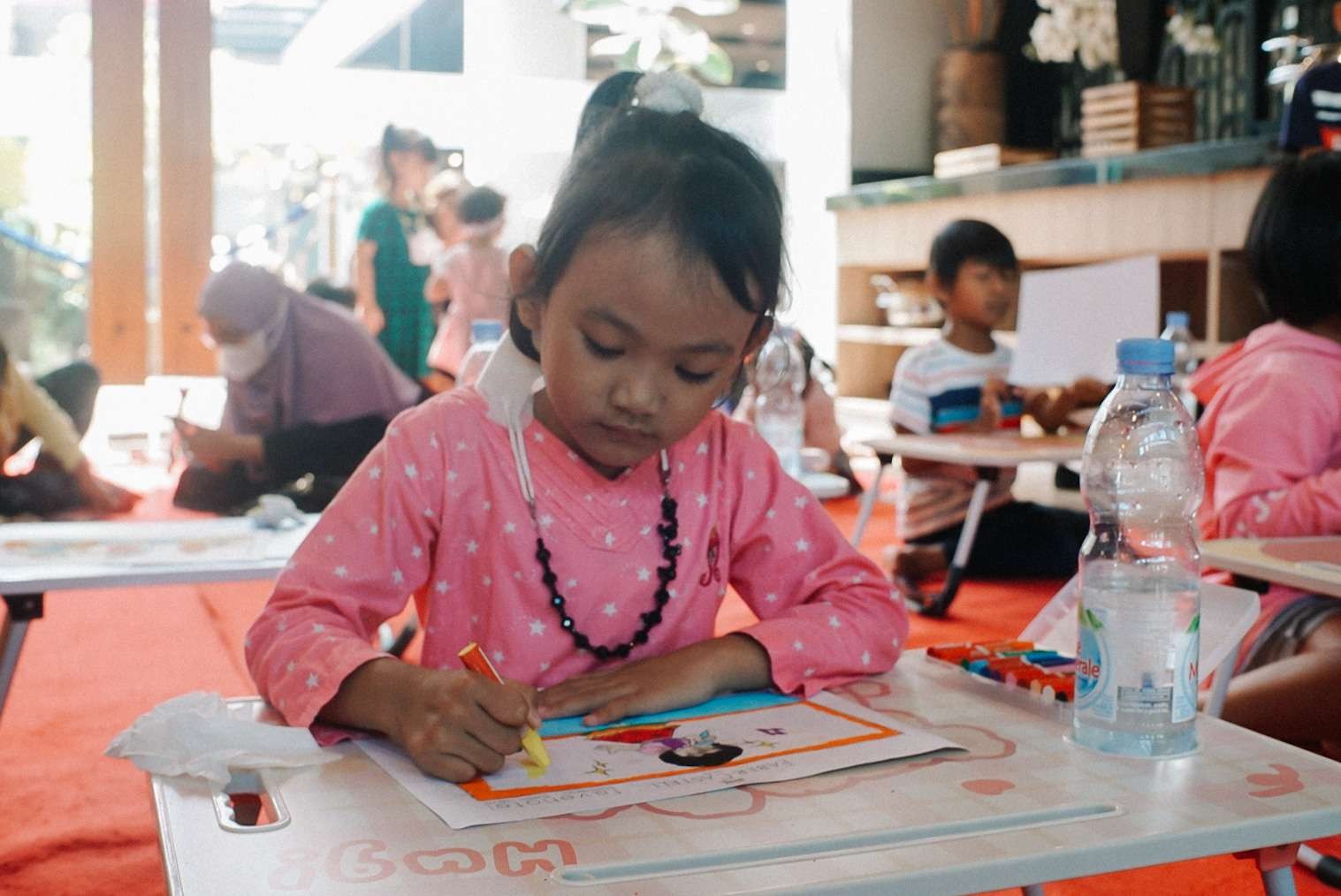 Peserta lomba mewarnai di favehotel Sidoarjo, dukung kreativitas para siswa. (Foto: Aini Arifin/Ngopibareng.id)