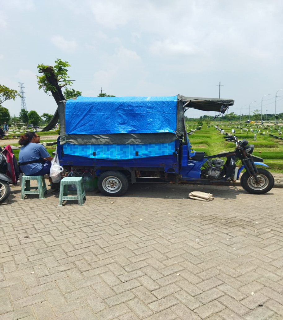 Warung Kopi Bu Mamud yang berada di makam COVID TPU Keputih. (Foto: Asa Secita R untuk Ngopibareng.id)