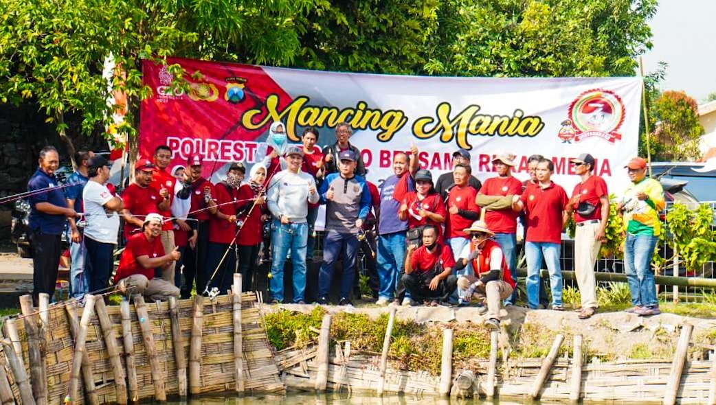 Polisi mancing bareng wartawan di Sidoarjo. (Foto: Aini/Ngopibareng.id)