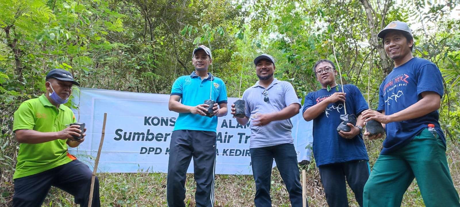 Kemarau, KNPI Kota Kediri Ajak Tanam Pohon Sumber Mata Air Lembah Tretes Gunung Klotok (Foto: Fendy Plesmana/Ngopibareng.id)