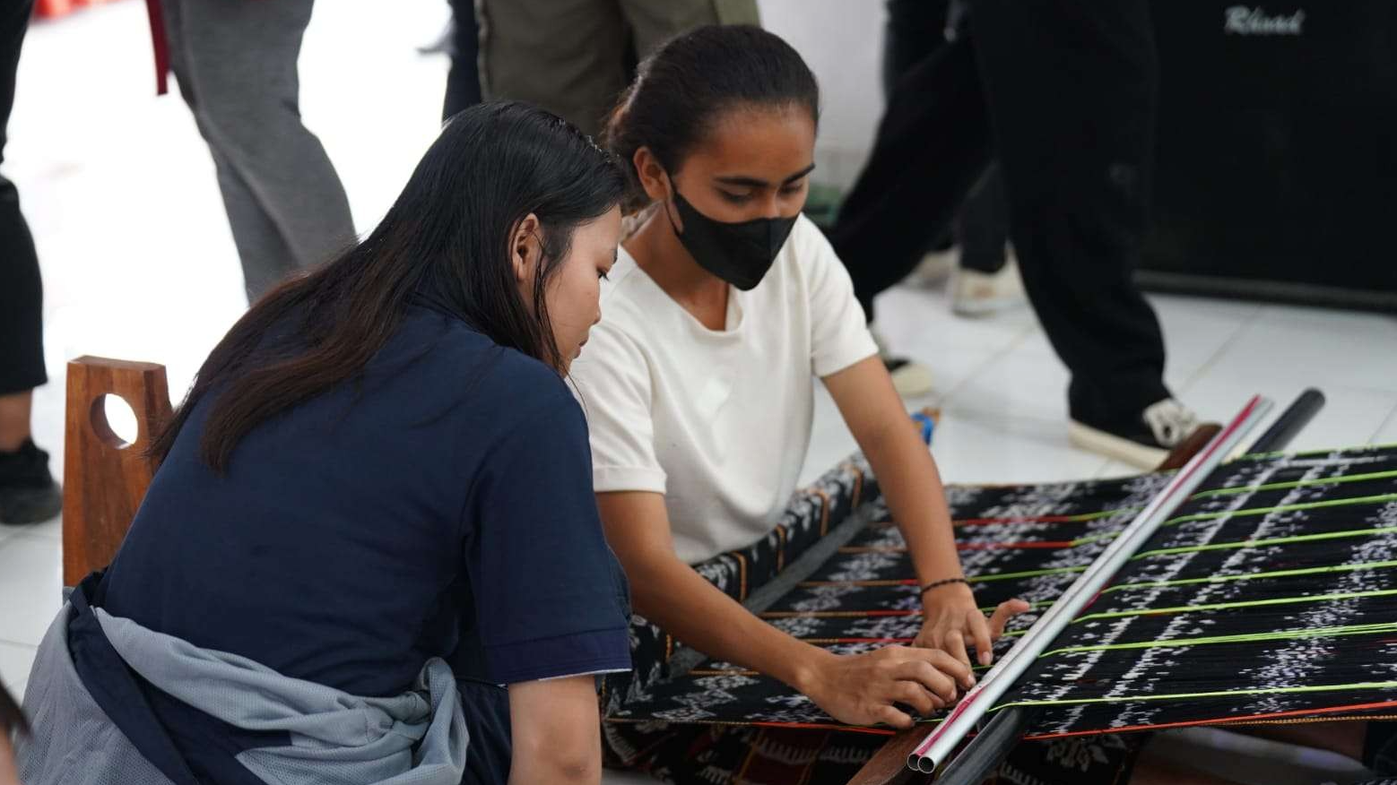 Anggota tim Laskar Rempah sedang belajar membuat tenun Kupang (Foto: istimewa)