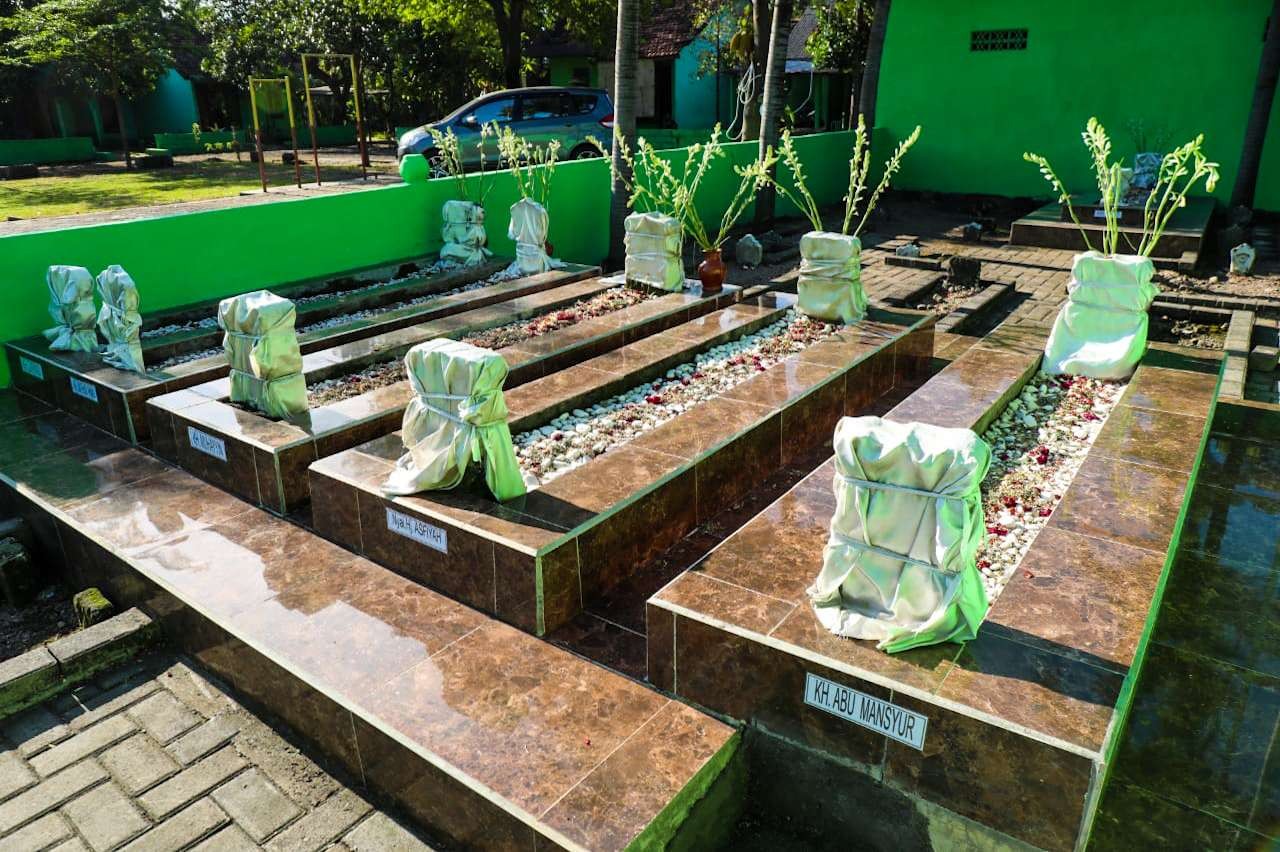 Napak tilas ke makam KH Muhayyin, guru pendiri NU di Dusun Sono, Sidoarjo, Jawa Timur. (Foto: Aini Arifin/Ngopibareng.id)