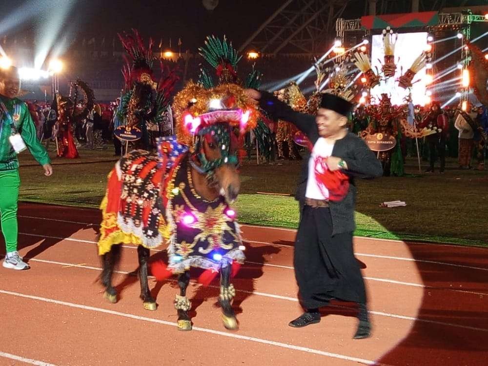 Bupati Lumajang Thoriqul Haq memainkan tarian Jaran Kencak di Pembukaan Porprov VII Jatim (Foto:Rusdi/Ngopibareng.id)