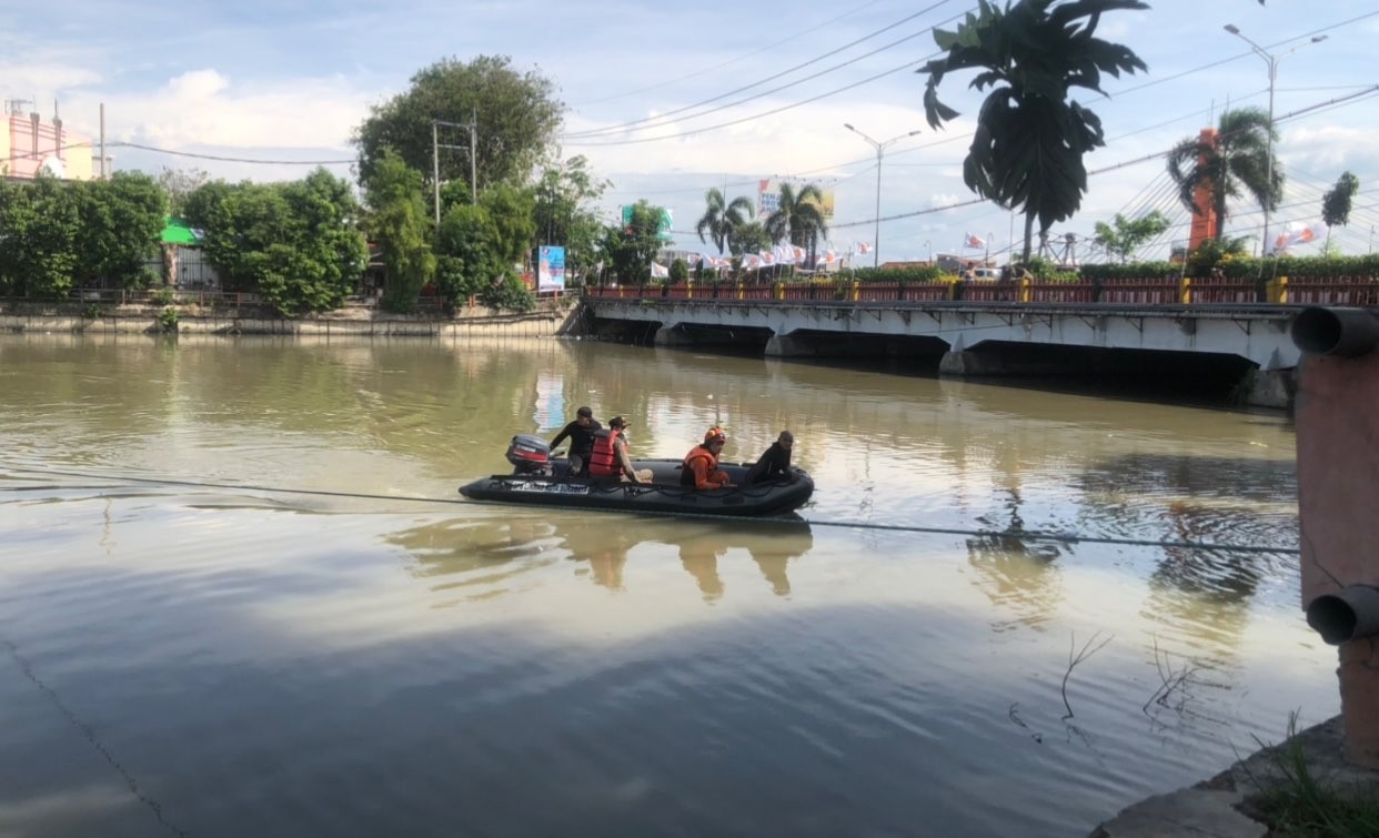 Proses pencarian wanita yang melompat dari Jembatan Wonokromo (Foto: Andhi Dwi/Ngopibareng.id)