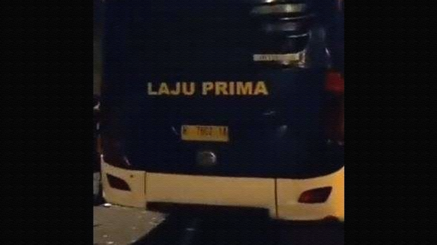 Bus PO Laju Prima diduga penyebab kecelakaan beruntun di Tol Cipularang KM 92, Minggu 26 Juni 2022. (Foto: Twitter @sutan2009)