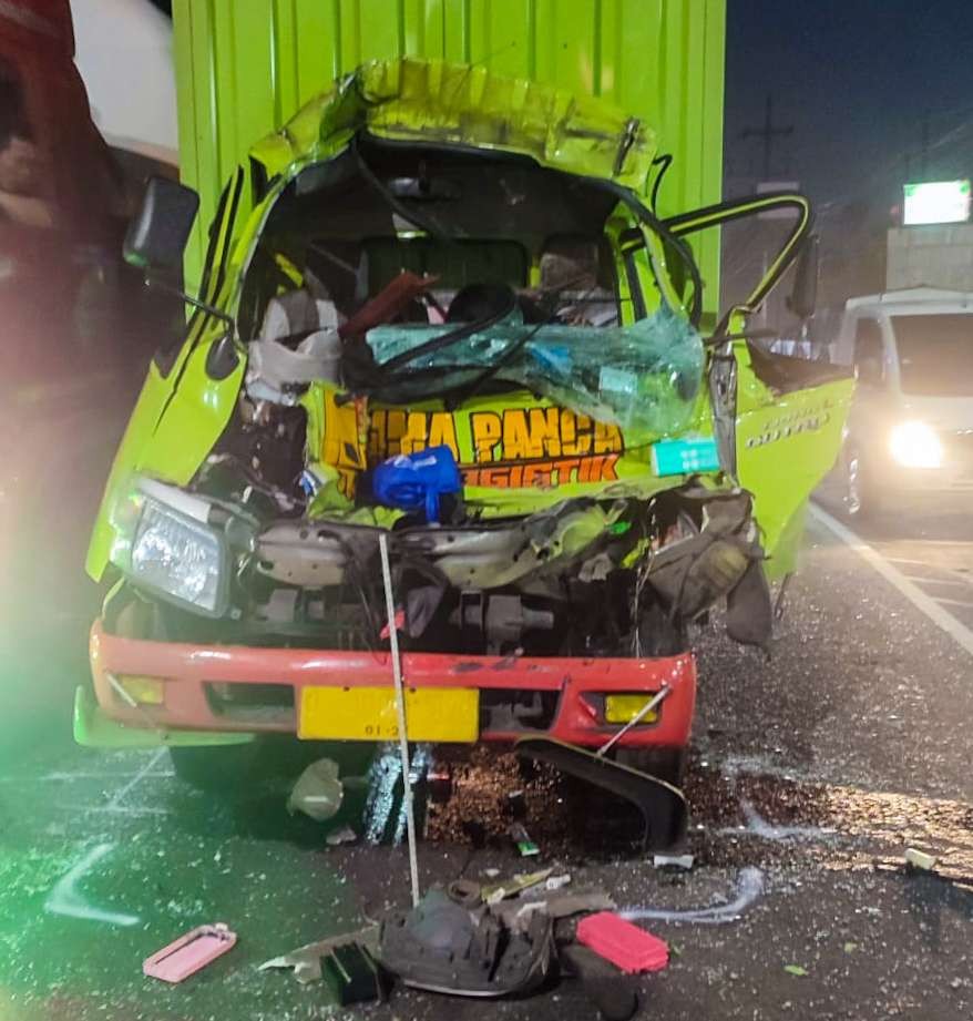 Ringsek parah, truk box setelah menabrak truk tronton. (Foto: Istimewa)